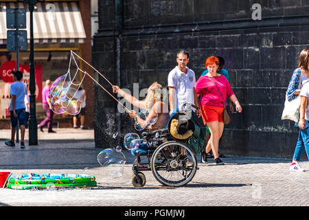 Homme handicapé créant des bulles en tant qu'interprète de rue dans le centre-ville de Prague Banque D'Images