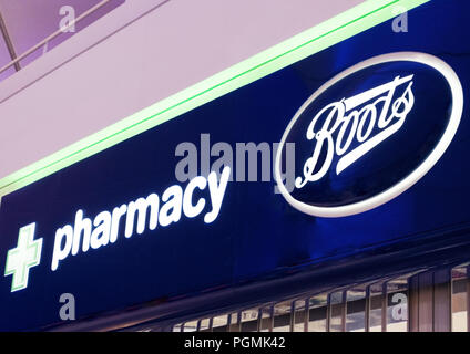 Londres, Royaume-Uni - 31 août 2018 : des bottes et l'affichage de la pharmacie du centre commercial en magasin. Banque D'Images