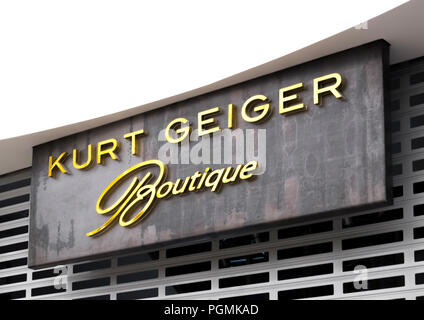 Londres, Royaume-Uni - 31 août 2018 : Kurt Geiger logo sur écran en boutique de mode de luxe. Banque D'Images