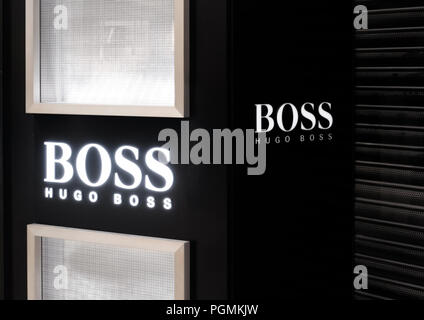 Londres, Royaume-Uni - 31 août 2018 : Hugo Boss logo à afficher dans la boutique de mode de luxe. Banque D'Images