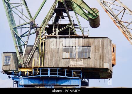 Vintage grue en port industriel, Duisburg, Allemagne Banque D'Images