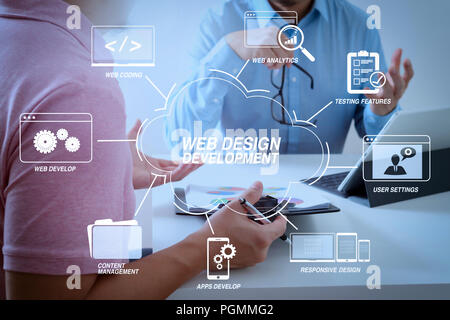 Élaborer des programmes et des technologies de codage avec conception de site Web dans le schéma virtuel.Les hommes d'affaires de travailler ensemble sur un document et à l'aide de smart phone Banque D'Images