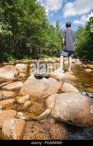 Pemigewasset Wilderness - bottes de randonnée randonneur et sécher sur les rochers le long de l'embranchement nord de la rivière Pemigewasset Direction générale de l'est durant les mois d'été dans L Banque D'Images