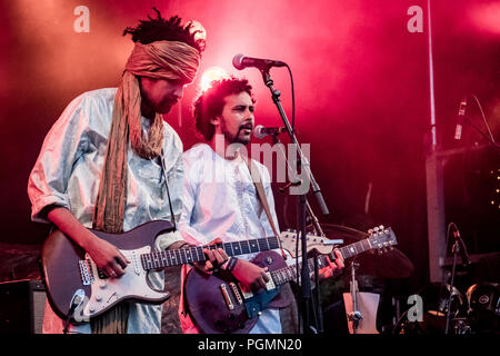 Le Danemark, l'Albertslund - Août 25, 2018. Touareg algérien desert rock quintet Imarhan effectue un concert live au cours de la Danish Music Festival Festival 2018 Badesoen à Albertslund. Gonzales (Photo - Kim M. Leland). Banque D'Images