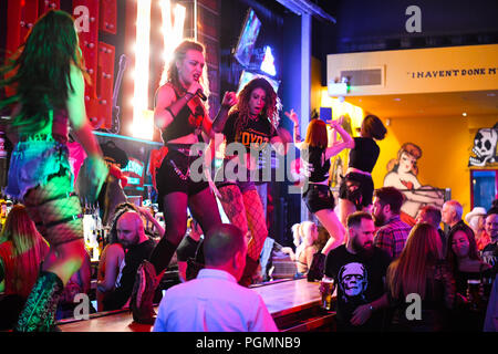 À l'intérieur d'un bar Coyote Ugly, où les femmes dansent sur le bar en tant que personnes commander des boissons, inspiré par le film à succès du même nom. Banque D'Images