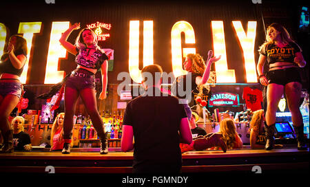 À l'intérieur d'un bar Coyote Ugly, où les femmes dansent sur le bar en tant que personnes commander des boissons, inspiré par le film à succès du même nom. Banque D'Images