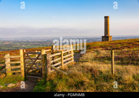 Peel Memorial Tower sur Holcombe Hill, Ramsbottom, Lancashire, Angleterre. Banque D'Images