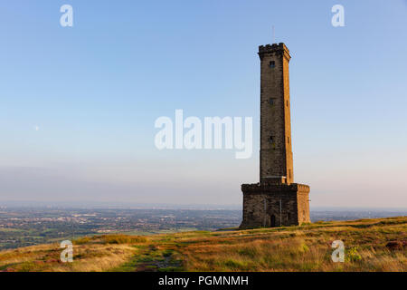 Peel Memorial Tower sur Holcombe Hill, Ramsbottom, Lancashire, Angleterre. Banque D'Images