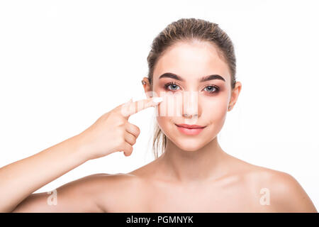 Caucasian woman qui vérifie sa peau. traitement de l'acné. Banque D'Images