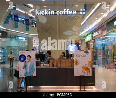 26 août 2018 Wuhan, Chine : un tout nouveau Café Luckin dans un centre commercial avec le nom et le logo de l'écrit Banque D'Images