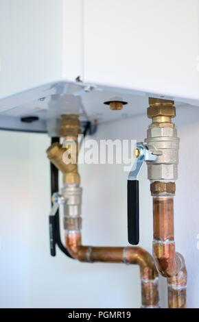 Chauffage des tuyaux de cuivre avec valves connectées à chaudière électrique. Banque D'Images