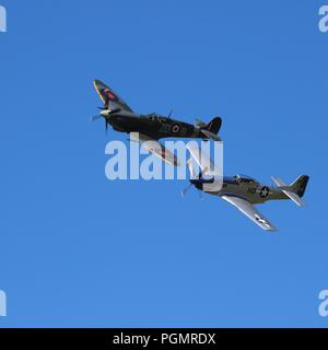 Spitfire et Mustang Air Afficher au Goodwood Revival 2016 Banque D'Images