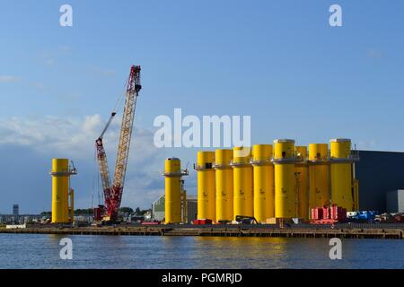 Droit à l'éclairage naturel, coloré de pièces d'éoliennes en mer en construction/stocké à Wilton Group, Middlesbrough, Teesside, UK. Banque D'Images