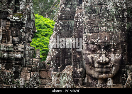 Le Bayon, temple principal de l'ancienne ville d'Angkor Thom à la province de Siem Reap (Cambodge - Asie). Le plus célèbre monument cambodgien. Banque D'Images