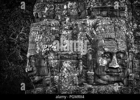 Le Bayon, temple principal de l'ancienne ville d'Angkor Thom au Cambodge (Asie). Le plus célèbre monument cambodgien. Noir et blanc. Banque D'Images