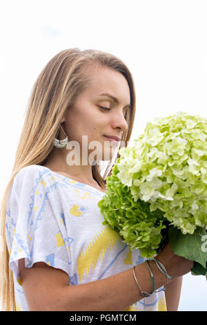 Fille avec un bouquet d'hortensias Banque D'Images