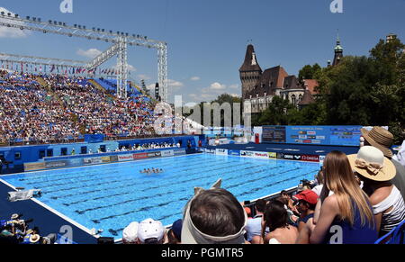 Budapest, Hongrie - Jul 18, 2017. Regarder les gens dans le rendement de l'équipe de synchro sur le Varosliget FINA Natation Synchronisée Championnat du monde. Banque D'Images