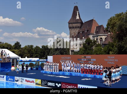 Budapest, Hongrie - Jul 18, 2017. Les équipes de natation synchronisée (le Japon, la Chine et la Russie) au vainqueur de la cérémonie de la victoire de l'équipe technique. Syn FINA Banque D'Images