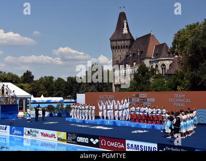 Budapest, Hongrie - Jul 18, 2017. Les équipes de natation synchronisée (le Japon, la Chine et la Russie) au vainqueur de la cérémonie de la victoire de l'équipe technique. Syn FINA Banque D'Images