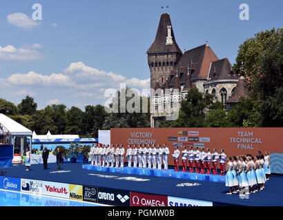 Budapest, Hongrie - Jul 18, 2017. Les équipes de natation synchronisée (le Japon, la Chine et la Russie) au vainqueur de la cérémonie de la victoire de l'équipe technique. Syn FINA Banque D'Images