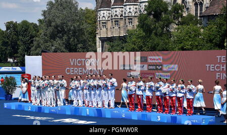 Budapest, Hongrie - Jul 18, 2017. Les équipes de natation synchronisée (le Japon, la Chine et la Russie) au vainqueur de la cérémonie de la victoire de l'équipe technique. Syn FINA Banque D'Images