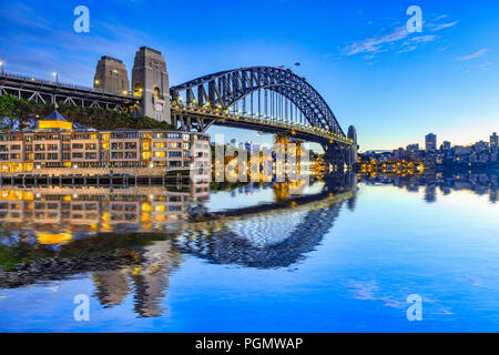 Sydney Harbour Bridge, qui se reflète dans les eaux du port, et North Sydney. Banque D'Images