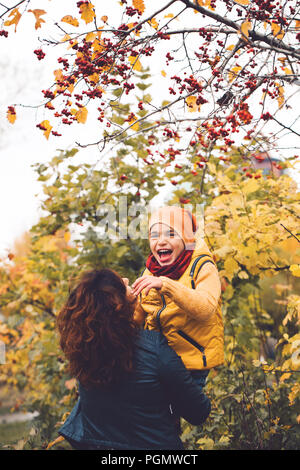 Mother hugging son enfant garçon au cours de promenade dans le parc. Mère et fils ensemble. Banque D'Images