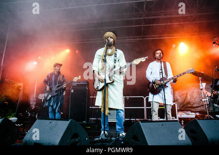 Le Danemark, l'Albertslund - Août 25, 2018. Touareg algérien desert rock quintet Imarhan effectue un concert live au cours de la Danish Music Festival Festival 2018 Badesoen à Albertslund. Gonzales (Photo - Malthe Ivarsson). Banque D'Images