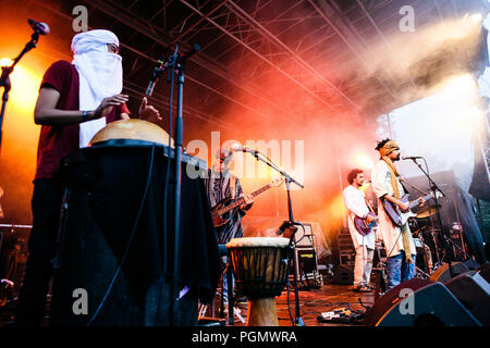 Le Danemark, l'Albertslund - Août 25, 2018. Touareg algérien desert rock quintet Imarhan effectue un concert live au cours de la Danish Music Festival Festival 2018 Badesoen à Albertslund. Gonzales (Photo - Malthe Ivarsson). Banque D'Images