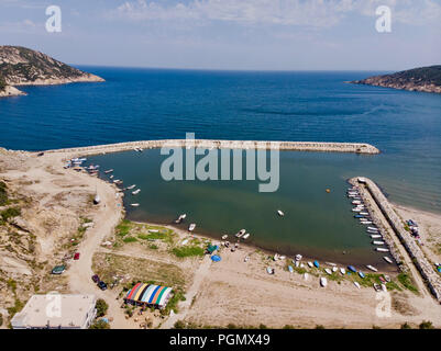 Drone aérien Vue sur quai de la marina avec des bateaux à Erdek Turankoy Bursa / Dock Banque D'Images