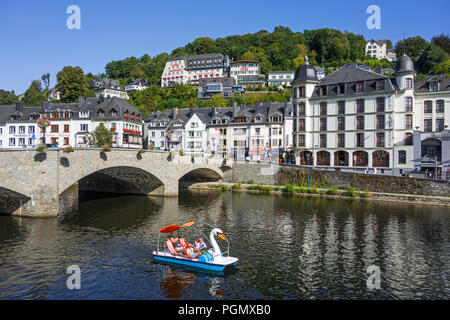 Bateau à aubes avec les touristes de passage sous le pont Pont de liège dans la ville Bouillon en été, Province du Luxembourg, Ardennes Belges, Belgique Banque D'Images