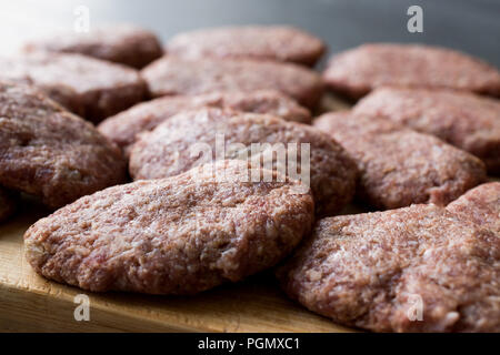 Boulettes de brut turc Kofte kofta ou faits avec de la viande hachée sur la surface en bois. La nourriture traditionnelle. Banque D'Images