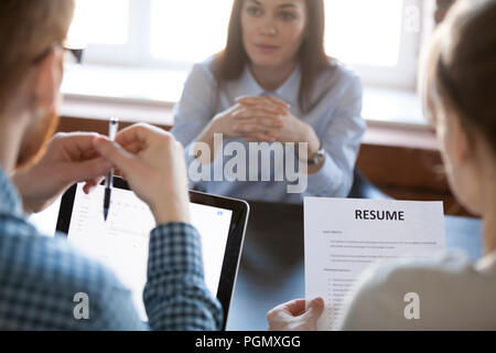 Compte tenu de la pensée l'équipe RH candidature femme durant les interviews. Banque D'Images