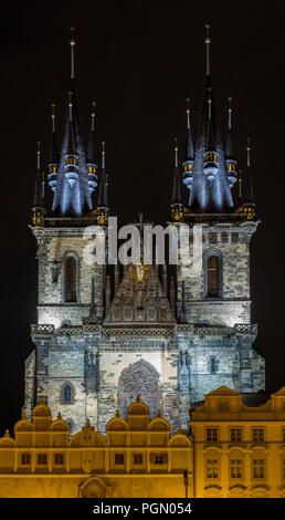 L'église gothique Notre Dame de Tyn avant sur la place de la Vieille Ville, Prague, République Tchèque, Europe Banque D'Images