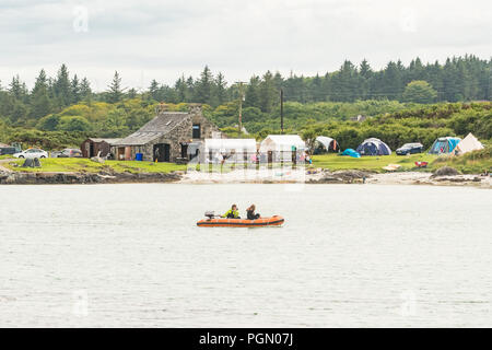 Île de Gigha - un petit esquif à voile à travers la baie d'Ardminish, par le boathouse restaurant de fruits de mer et petit camping, Argyll et les Îles, Ecosse, Royaume-Uni Banque D'Images