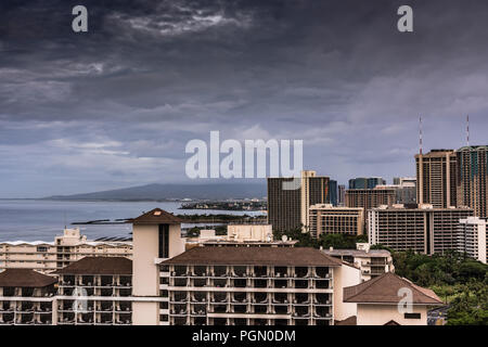 Honolulu, Hawaï / USA - 26 août 2018 : Vue aérienne de nuages sur Waikiki grands bâtiments comme conséquences de l'Ouragan Lane demeure. Banque D'Images