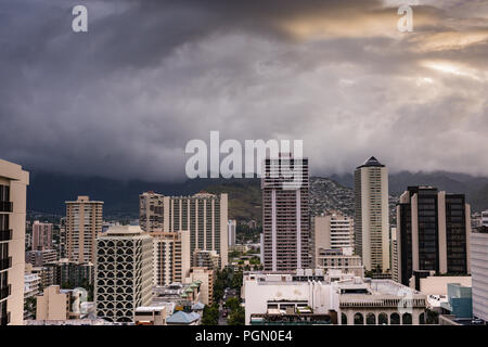 Honolulu, Hawaï / USA - 26 août 2018 : Vue aérienne de cloudscape incroyable sur Waikiki grands bâtiments comme conséquences de l'Ouragan Lane demeure. Banque D'Images