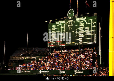 Le stade de baseball MLB Chicago Wrigley Field est l'endroit où les Cubs de Chicago jouer au baseball. Jeu de nuit d'oursons vs Cincinnati Reds. Banque D'Images