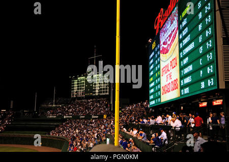Le stade de baseball MLB Chicago Wrigley Field est l'endroit où les Cubs de Chicago jouer au baseball. Jeu de nuit d'oursons vs Cincinnati Reds. Banque D'Images