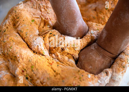 Préparer les femmes turques Tarhana. Tarhana est une soupe turque faite à partir d'un mélange déshydraté et fermenté de farine, le yogourt, les oignons, les tomates et le poivre Banque D'Images