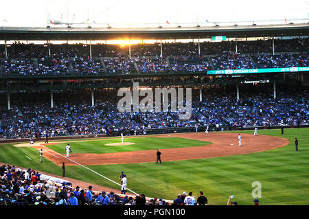 Le stade de baseball MLB Chicago Wrigley Field est l'endroit où les Cubs de Chicago jouer au baseball. Jeu de nuit d'oursons vs Cincinnati Reds. Banque D'Images