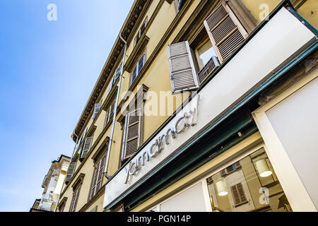 Parme, Italie - 23 août 2018 : La poussière et la saleté sur le signe de l'Yamamay shop Banque D'Images