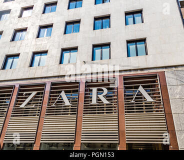 Parme, Italie - 23 août 2018 : La poussière et la saleté sur le signe de la boutique Zara Banque D'Images