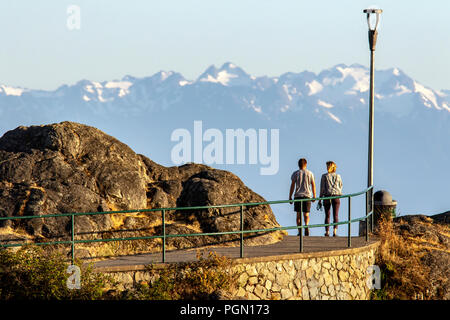 Couple walking at Macaulay Point Park - Esquimalt, Victoria, île de Vancouver, Colombie-Britannique, Canada Banque D'Images