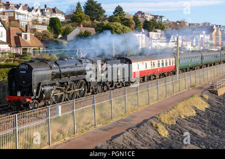 Locomotive à vapeur Britannia haler un spécial vapeur de Southend, Essex à Chalkwell beach sur C2C Ligne par Thames Estuary. 70000 régime en noir Banque D'Images