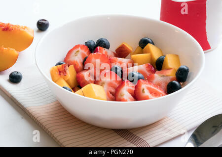 Bol de fruits frais salade de fruits Banque D'Images