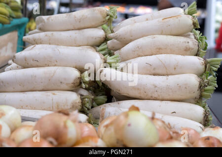 Les radis daikon blanc sur le marché Banque D'Images