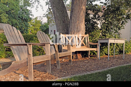 Adironack en bois chaises, banc, table et sous un arbre à Cleveland, Ohio, USA offre la quintessence de la scène d'été nord-est de l'Ohio. Banque D'Images