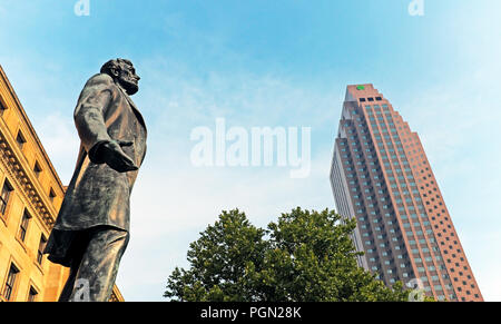 Statue du président Lincoln regards apparemment à travers le centre-ville de Cleveland, Ohio, USA avec le gratte-ciel BP, maison de Huntington Bank, à l'arrière. Banque D'Images