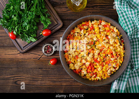 Chili mexicain de poulet avec le poivron et le maïs. Chili con carne. Cuisine mexicaine, une cuisine texane. Vue d'en haut. Mise à plat Banque D'Images